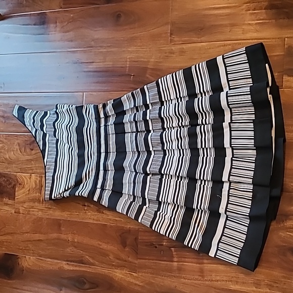 ๐Host Pick ๐ White House, Black Market striped one shoulder pleated dress - Picture 10 of 11